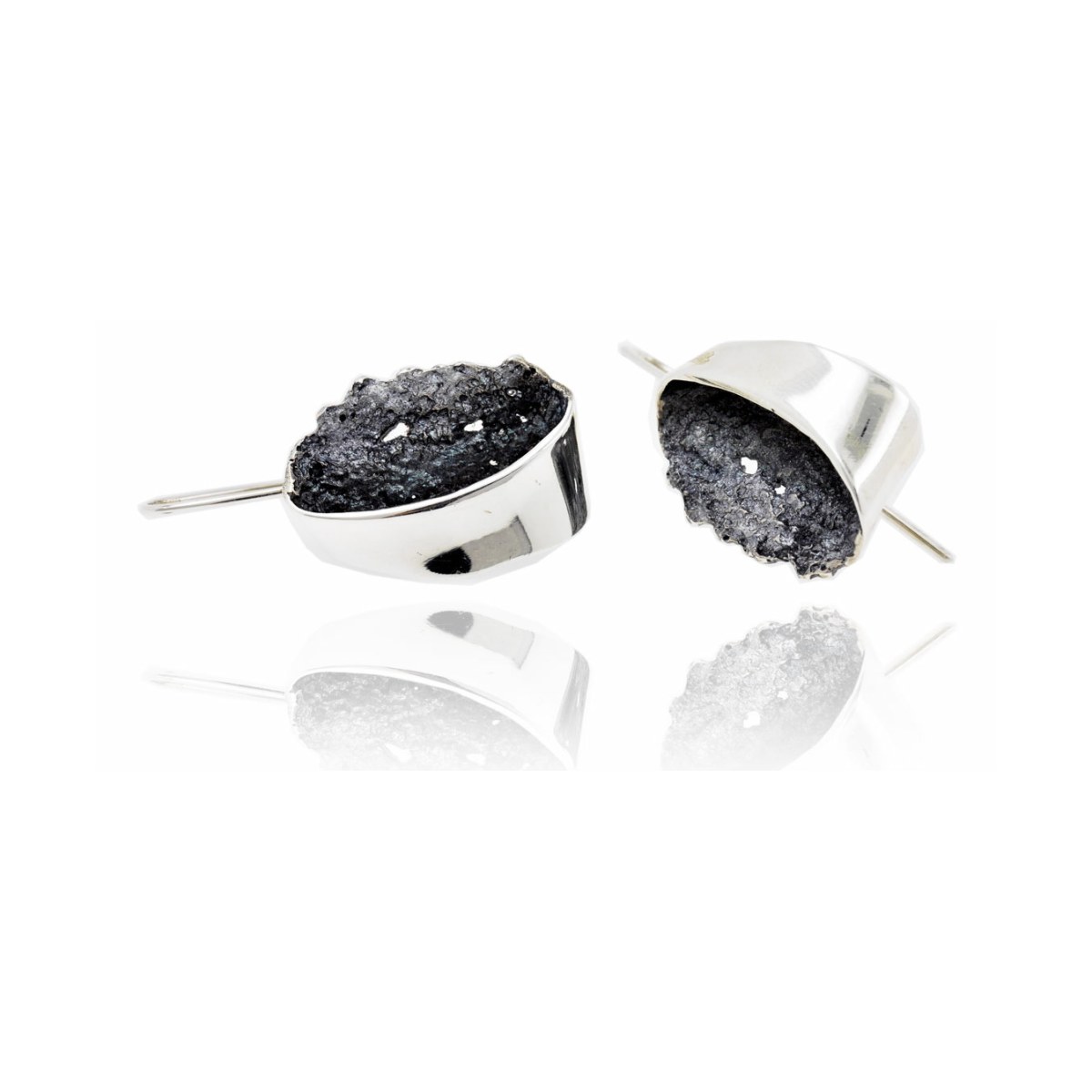 Grey Gala big earrings van Arior Barcelona