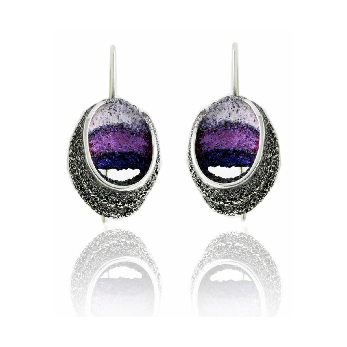 Violet Sinera big earrings van Arior Barcelona