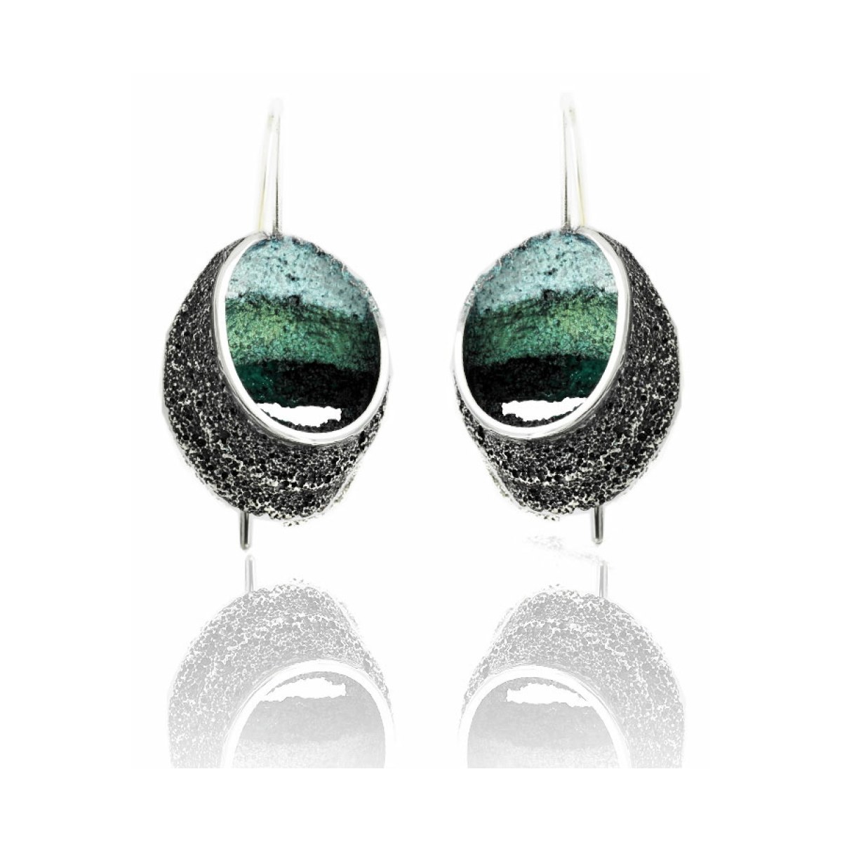 Emerald-green Sinera big earrings van Arior Barcelona
