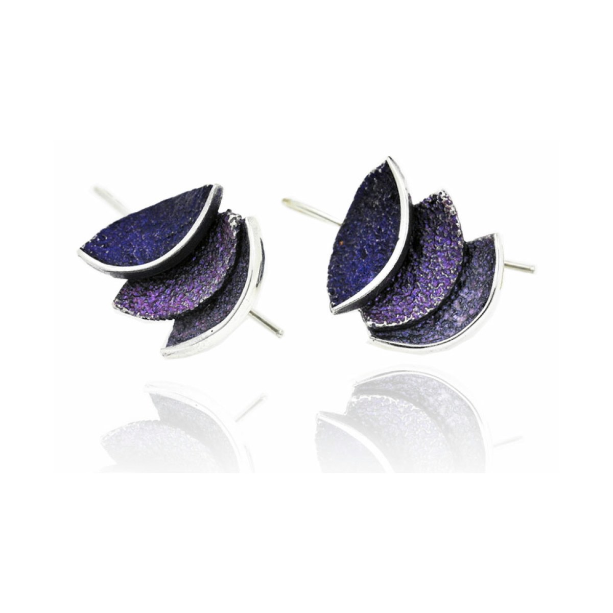Violet Smile big earring van Arior Barcelona