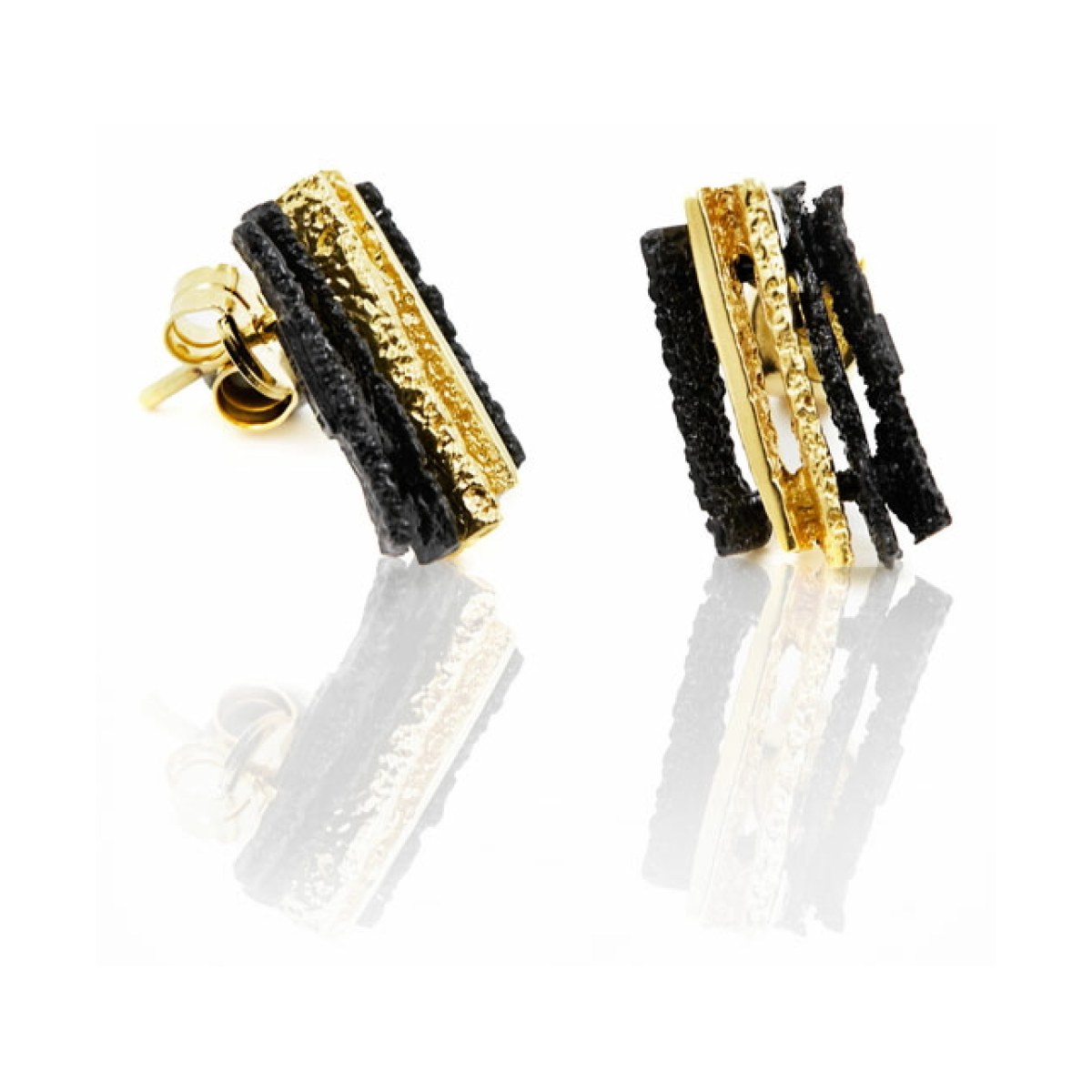 Junc GoldenBlack Premium earring van Arior Barcelona