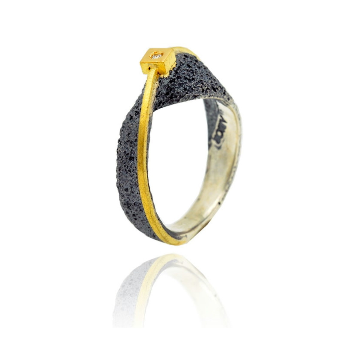 Narrow Moebius Ring, Gold Strand and Diamond in Square Gold Setting van Arior Barcelona