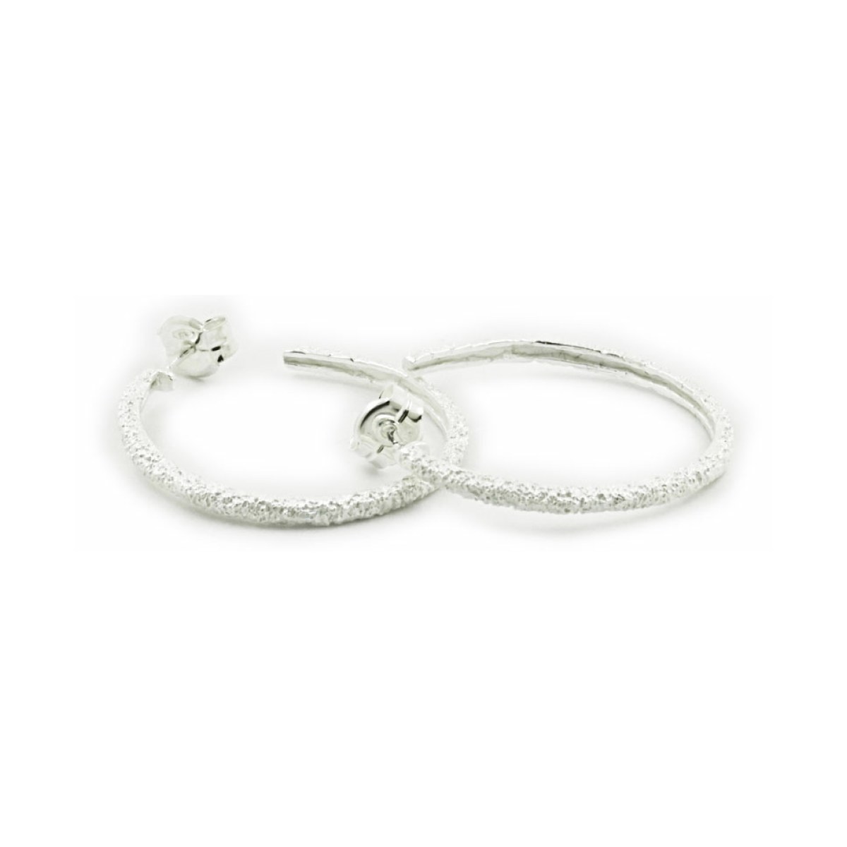 Desert big half-round earring van Arior Barcelona
