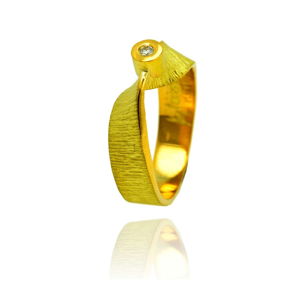 Small Moebius Ring, Full Gold, Diamond in Round Gold Setting van Arior Barcelona