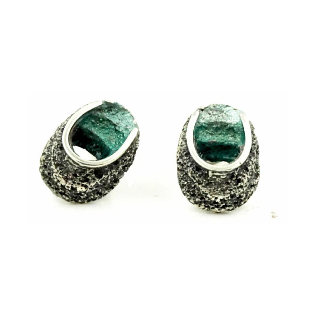 Small emerald green Sinera earrings van Arior Barcelona