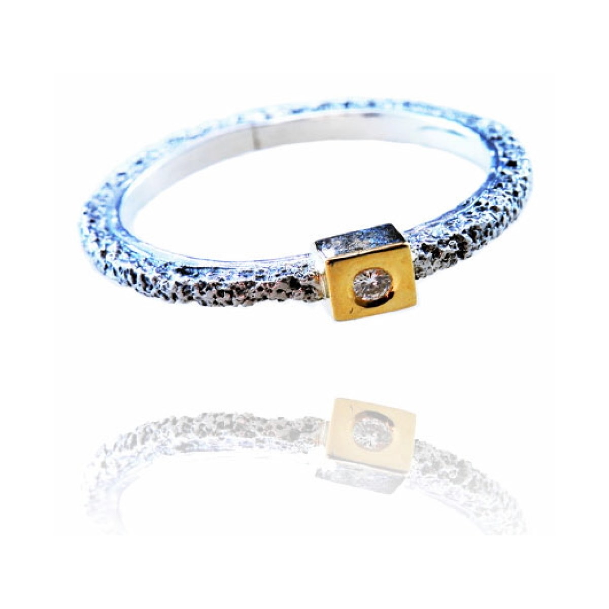 Textured Kora Ring, Small Square Diamond Setting van Arior Barcelona